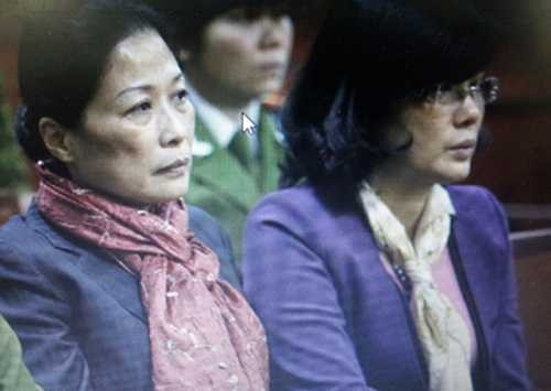 Giây phút gần gũi của vợ chồng Dương Chí Dũng tại tòa