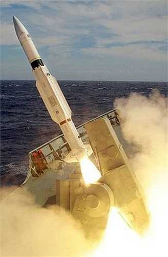 Cận cảnh bệ phóng Mk13 thường trang bị trên các tàu hộ vệ Oliver Hazard Perry. Tên lửa đối không tầm trung SM-1MR (trong ảnh) có thể đạt tầm bắn xa đến 37km, lắp đầu tự dẫn radar bán chủ động.