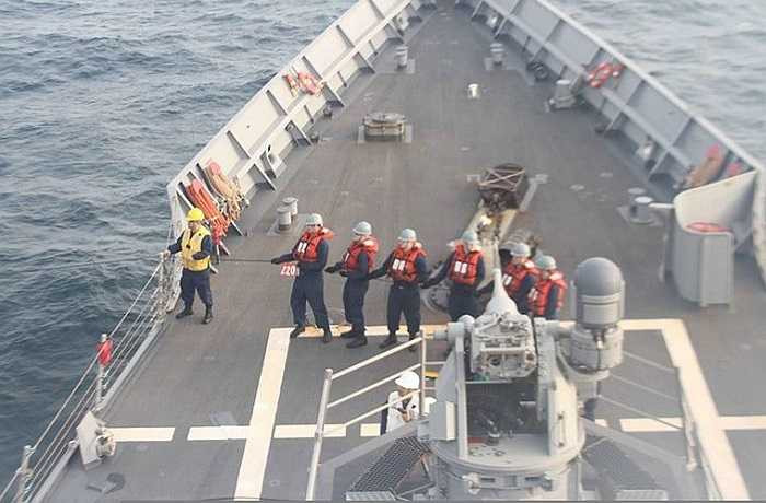 Tuy nhiên, kể từ năm 2004, hàng loạt tàu Oliver Hazard Perry gồm cả chiếc USS Taylor (FFG 50) bị tháo bỏ bệ phóng Mk13. Điều này đồng nghĩa với việc tàu không còn khả năng phòng không tầm xa và chống tàu mặt nước. Thay vào vị trí bệ phóng Mk13 là bệ pháo tự động Mk38 Mod 2 lắp pháo 25mm (trong ảnh).