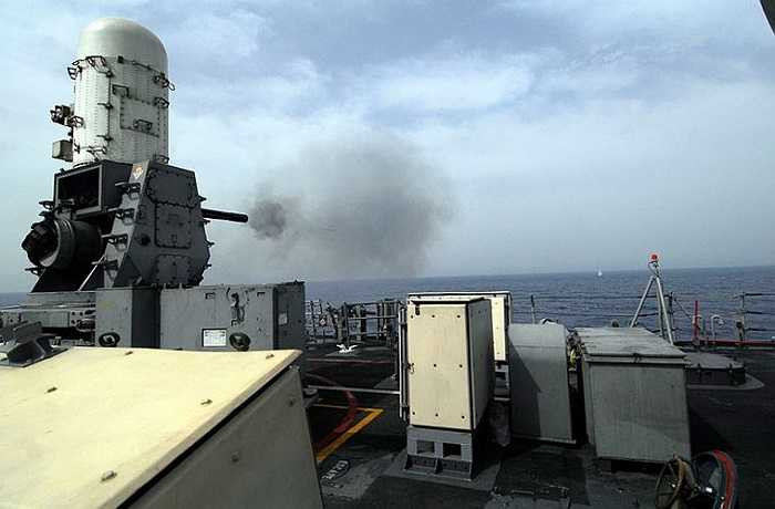 Hỏa lực còn lại của tàu có tổ hợp pháo phòng không cao tốc Phalanx CIWS trang bị pháo 6 nòng cỡ 20mm đạt tốc độ bắn 4.500 phát/phút.