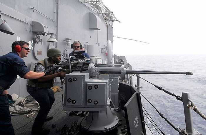 Trên tàu còn có một vài ụ pháo 25mm và súng máy hạng nặng 12,7mm.