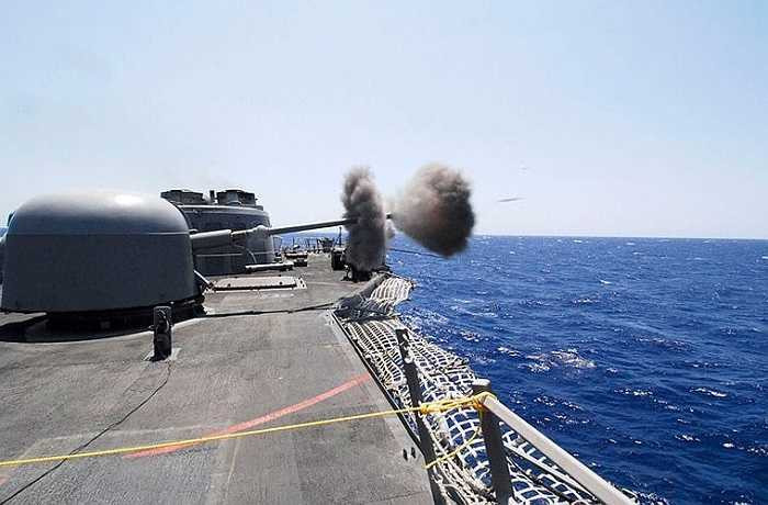 Tất nhiên là tàu vẫn còn hải pháo hạng nặng OTO Melara Mk75 cỡ 76,2mm đạt tầm bắn khoảng 15km.