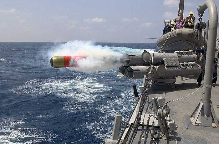 Bệ phóng ngư lôi chống ngầm 324mm Mk32 cũng được giữ lại, nó có thể phóng ngư lôi Mk46 đạt tầm bắn 10,9km.