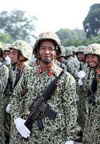 M4A1 có tổng trọng lượng 3,1 kg, bao gồm cả hộp tiếp đạn. 