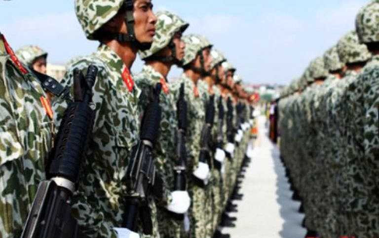 Trang bị tiêu chuẩn của súng trường này là hộp tiếp đạn 30 viên cỡ 5,56 mm. 