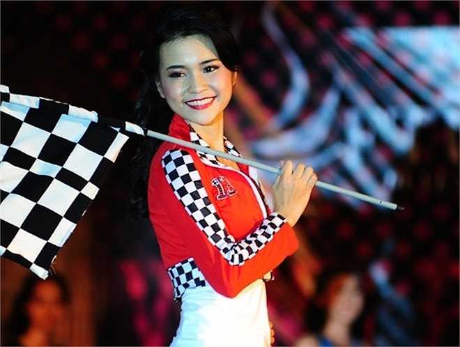 Vừa qua, ĐH Ngoại thương TP.HCM tổ chức đêm bán kết Duyên dáng Ngoại thương - FTU Charm. Đây là cuộc thi nhằm tôn vinh sắc đẹp và tài năng của các nữ sinh trong trường với sự tham gia của 32 cô gái tài sắc nhất. Trong ảnh là Bạch Võ Phương Linh, lớp K51C. 