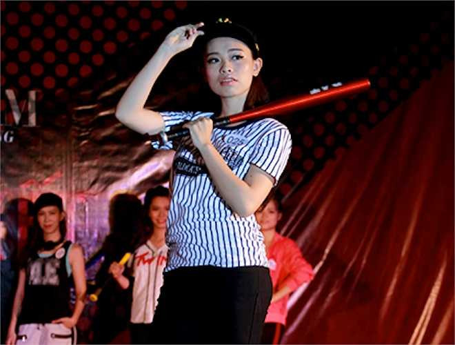 Lê Minh Kiều Duy đến từ lớp K52C. Để có thể bước tiếp vào đêm chung kết, các thí sinh phải thể hiện tốt phần trình diễn đồng phục, đồ thể thao...