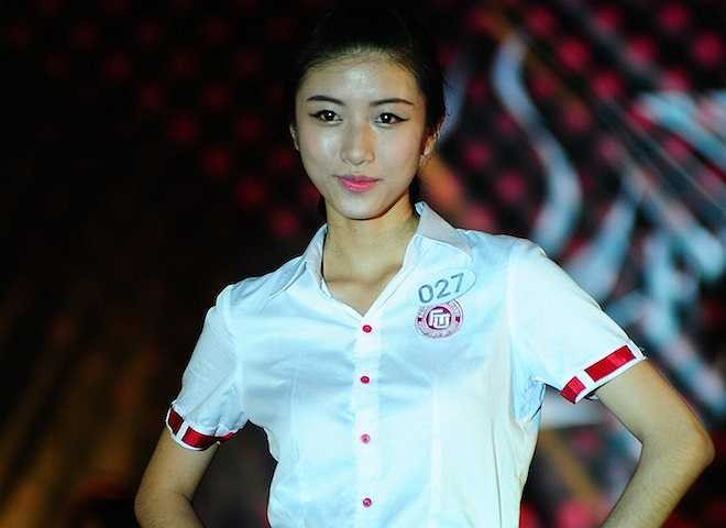 Tự tin bày tỏ quan điểm, suy nghĩ của bản thân trước các vấn đề nổi cộm trong xã hội cũng là yêu cần không thể thiếu đối với Ngô Lâm Bảo Quyên, lớp K52D và các bạn thi còn lại. 