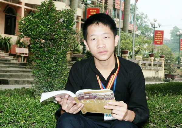 Vừ Mí Kỵ - học sinh lớp 12A6, trường phổ thông Vùng cao Việt Bắc (Ảnh: vungcaovietbac.edu.vn).