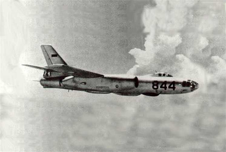 IL-28 là máy bay ném bom đầu tiên phục vụ trong không quân Xô Viết đầu những năm 1950. Biệt danh Nato đặt là Beagle (chó săn). Đây là cũng là loại máy bay ném bom đầu tiên và duy nhất của Không quân Việt Nam. Trung Quốc cũng sản xuất loại này với tên Hong H-5. Máy bay có 2 động cơ lớn. 