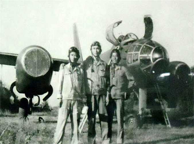 Trong 3 ngày cuối tháng 6/1965, tám chiếc máy bay ném bom tầm trung IL-28 do phi công nước bạn điều khiển lần lượt hạ cánh xuống sân bay Nội Bài sau chuyến bay dài từ sân bay quân sự của Liên Xô và quá cảnh trên đất Trung Quốc. 