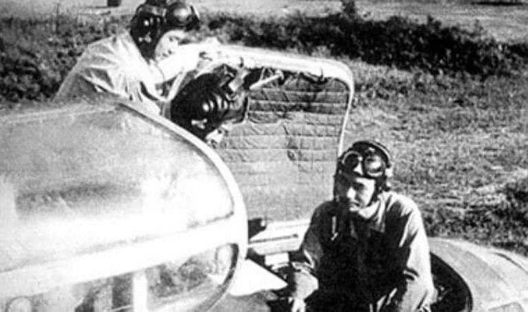 Trong số máy bay này có 4 chiếc chiến đấu (2082, 2084, 2086, 2088), ba chiếc trinh sát chụp ảnh (2182, 2186) và một chiếc huấn luyện (2180). Cùng hạ cánh xuống sân bay còn có chiếc máy bay vận tải cỡ lớn chở vật tư khí tài và các chuyên gia kỹ thuật Liên Xô. 