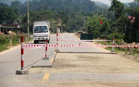 Thảm bê tông nhựa bị lún, nứt và phải cắt lên để vá lại. Nhiều ý kiến bày tỏ nghi vấn nhà thầu thi công dối sau hàng loạt hư hại, dù công trình chưa bàn giao.