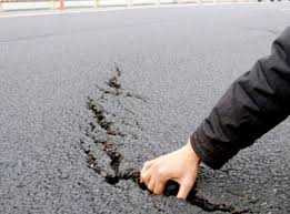 Sau nhiều lần được "vá", mặt cầu Thăng Long vẫn nham nhở các vết nứt 