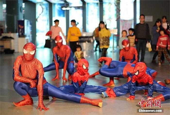 Hình ảnh các bạn trẻ hóa thân thành người nhện đang biểu diễn màn nhảy Flashmob tại một rạp phim ở Thành phố Nam Kinh, tỉnh Giang Tô, Trung Quốc.