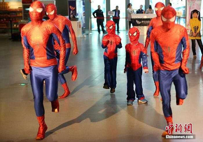 Ngoài các thanh niên ra, nhóm nhảy còn có sự xuất hiện của một số 'người nhện nhí' để tạo sự thu hút hơn đến người xem.