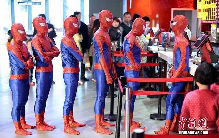 Sau màn nhảy, các thành viên xếp hàng ngay ngắn để mua vé xem phim trước sự ngạc nhiên của nhiều người.