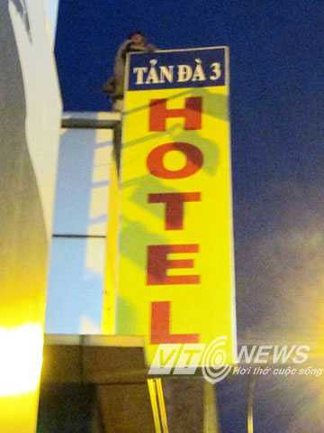 Nghẹt thở giải cứu kẻ làm loạn trên nóc khách sạn