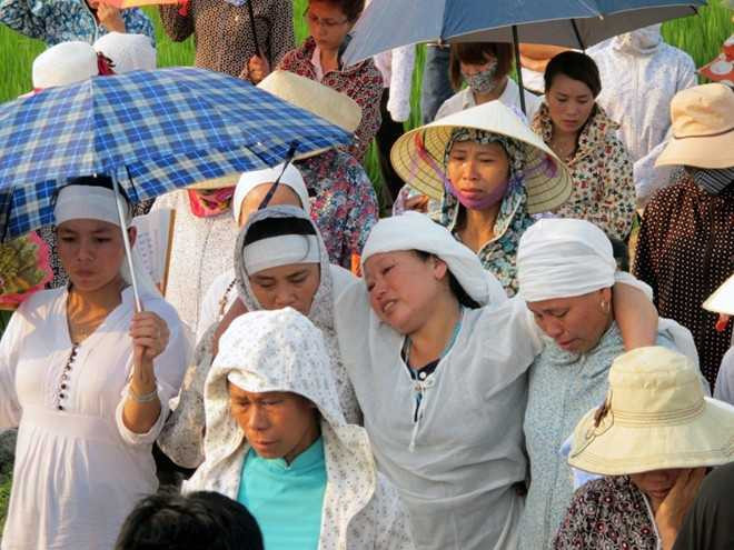 Nỗi đau người mẹ chứng kiến ô tô 7 chỗ đâm chết con mình