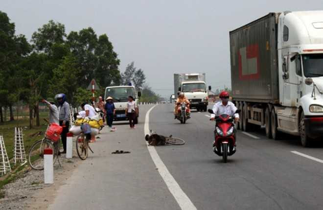Nỗi đau người mẹ chứng kiến ô tô 7 chỗ đâm chết con mình