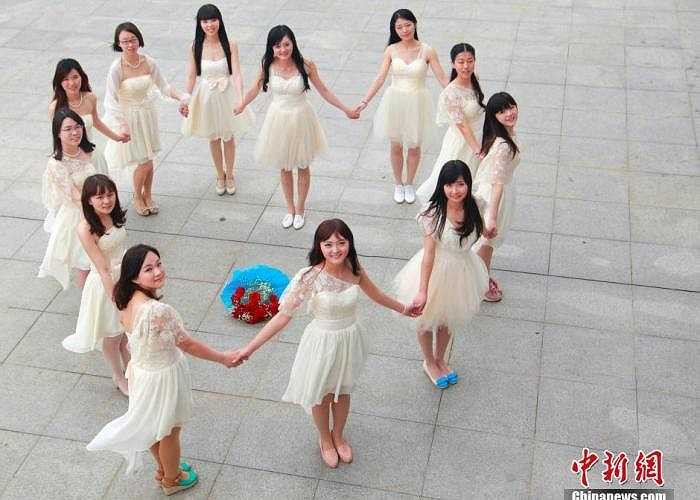 Các nữ sinh tại một trường đại học ở tỉnh An Huy, Trung Quốc, diện bộ váy trắng duyên dáng trong bộ ảnh mừng ngày tốt nghiệp.