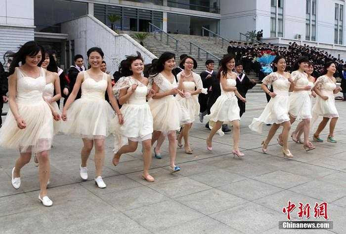 Bộ ảnh cùng với cách tạo dáng sáng tạo của những nữ sinh này đã làm nên quang cảnh đẹp tại khuôn viên nhà trường.