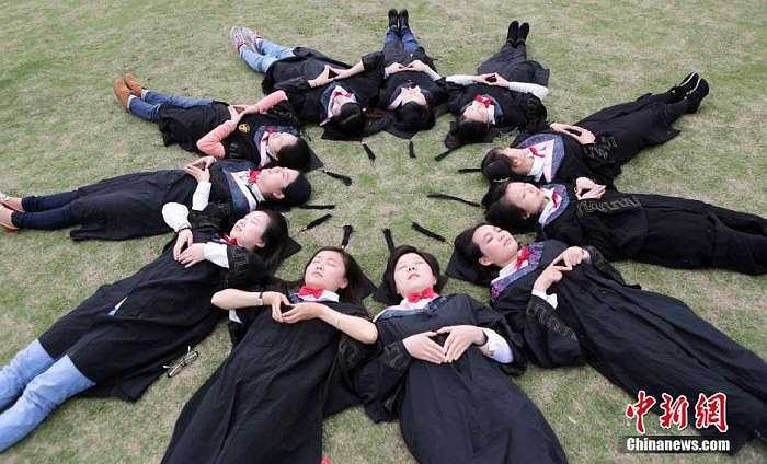 Hình ảnh tạo dáng đẹp, đồng đều và đầy sáng tạo với chiếc mũ và bộ đồ tốt nghiệp.