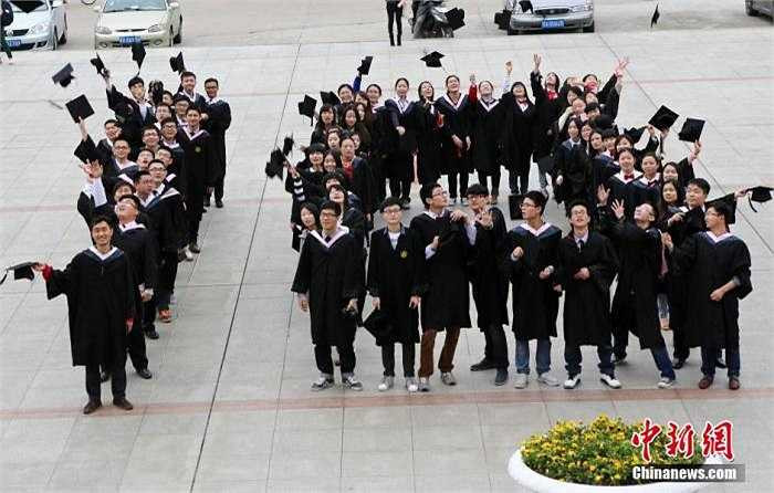 Rất đông sinh viên tham dự buổi lễ trao bằng tốt nghiệp của Học viện Jianghuai, thuộc trường đại học An Huy.