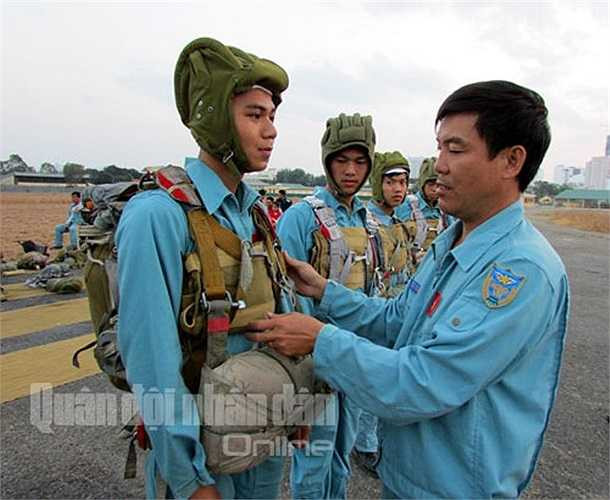 Tháng 4, bầu trời phía Vịnh Nha Trang 'bung nở' những 'đóa hoa' nhiều màu sắc. Trong ảnh: Động viên chiến sĩ dù trước giờ lên máy bay. 