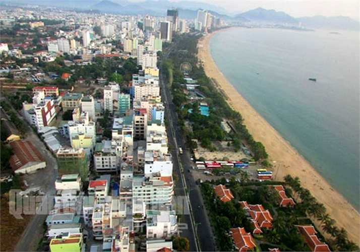 Những 'đóa hoa' ấy chính là những cánh dù trong đợt huấn luyện thực hành nhảy dù cho các đối tượng là cán bộ, giảng viên, học viên phi công của Trường Sĩ quan Không quân; các thành viên CLB dù phía Nam và lực lượng đặc nhiệm chống khủng bố của Binh chủng Đặc công. 