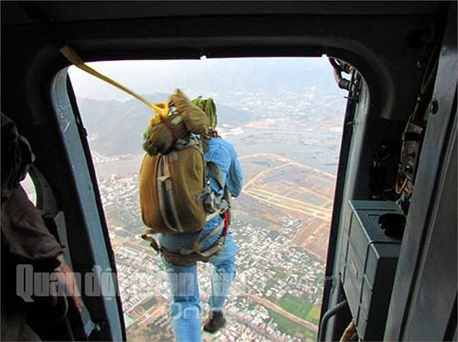 Đợt huấn luyện được thực hiện tại Trường Sĩ quan Không quân, với số lượng tham gia hàng trăm người và tổng số gần 900 lượt nhảy. Trong ảnh: Thử thách đợi chờ... 