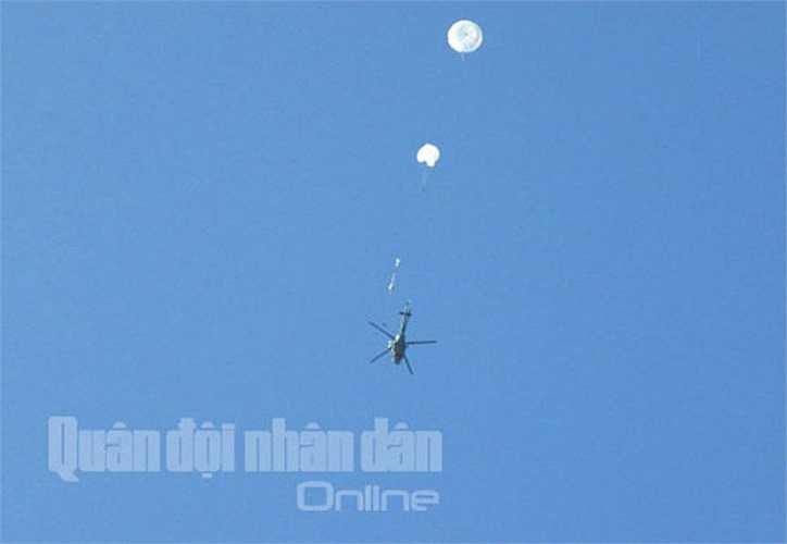 Nhờ làm tốt công tác chuẩn bị và tổ chức thực hành nhảy dù chặt chẽ, khoa học, nên khóa huấn luyện bảo đảm an toàn tuyệt đối, đạt chất lượng cao. 'Hoa' dù bung nở dọc đường bay của chiếc trực thăng. 