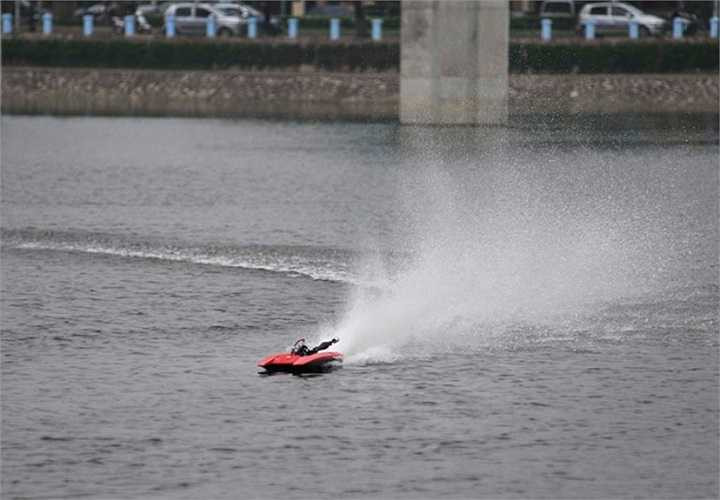 Chiều thứ bảy hàng tuần người dân đi qua hồ Hoàng Cầu (quận Đống Đa) thường thấy những chiếc cano lướt trên mặt hồ, tung bọt trắng xóa. Đây là đồ chơi của các thành viên câu lạc bộ điều khiển mô hình động cơ thủy Hà Nội. Nhóm này có hơn chục thành viên, mỗi buổi có khoảng 7 - 8 cano tham gia đua tốc độ.