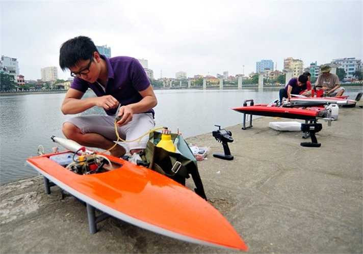 Người chơi cho biết, một chiếc cano hoàn chỉnh bao gồm 3 chi tiết chính gồm máy, vỏ ca nô và hệ thống điều khiển. Máy và hệ thống điều khiển phải đặt mua từ nước ngoài về còn vỏ có thể gia công trong nước từ chất liệu composite, đảm bảo về kĩ thuật và độ cân bằng. 