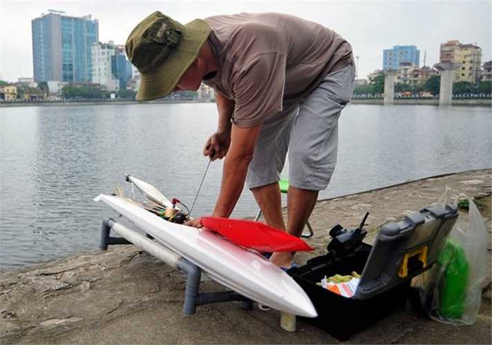 Bộ phận điều khiển với vai trò là trái tim của cano, đòi hỏi tính chính xác cao và nhanh nhậy để nhận tín hiệu từ điều khiển của người chơi và giải mã tín hiệu đó tới động cơ, cánh lái. Cano ở đây thường sử dụng động cơ của máy cắt cỏ. Theo anh Phan Thanh Hùng (người đã chơi môn thể thao này 3 năm), hầu hết các thành viên đều sử dụng động cơ Zenoah 2 kỳ của hãng Komasui sản xuất tại Nhật và Mỹ. Tỷ lệ 1 lít xăng pha 25cc dầu. 