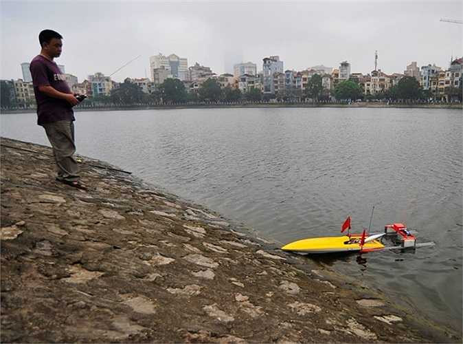 Do phải vận hành với tốc độ cao nên sau khoảng 5 phút chạy ca nô lại được tiếp nhiên liệu và tra dầu mát, bôi trơn cho các chi tiết, đồng thời đảm bảo tính chính xác và hạn chế việc ca nô chết máy trên mặt nước. Sau 8 năm chơi môn thể thao này, anh Nguyễn Hoàng Hà (ảnh) đã dành rất nhiều thời gian nghiên cứu cũng như chia sẻ các kiến thức cho anh em mới tham gia. Anh cũng mất gần một năm trời để chế tạo ra một chiếc tàu cứu hộ để có thể đứng trên bờ điều khiển lai dắt những chiếc chết máy về bờ.