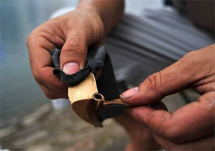 Các chân vịt sắc cạnh cũng được nhập từ Đức hay Thái Lan với giá 100 USD. Thú chơi tốc độ này đòi hỏi người chơi ngoài sự nhanh nhẹn, tinh tế trong xử lí tình huống mà còn có những kiến thức tốt về cơ khí trong việc lắp ráp và điểu khiển. Đây là môn thể thao mạo hiểm khá kén người chơi. Anh Hà cho biết, trước đây từng có nhiều người tham gia bộ môn này nhưng rồi phải bỏ cuộc vì nhiều lý do khác nhau. 