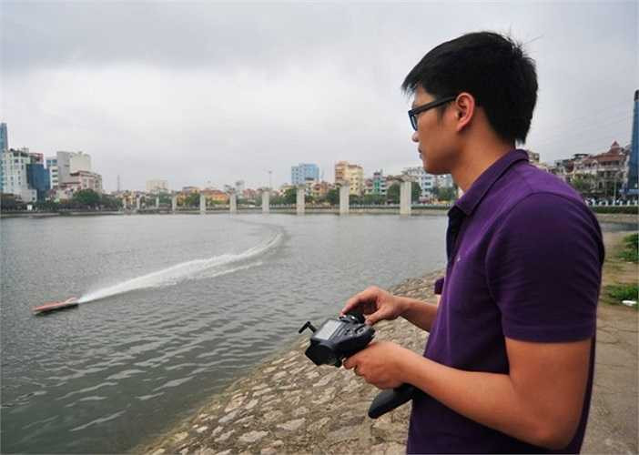 Ca nô của các anh có thể đạt tốc độ 90km/h trên mặt hồ, côt nước khi chân vịt quay cao hơn 1m. Người chơi phải tập trung để vận hành chiếc điều khiển hiện đại một cách chính xác. Nếu để mất thăng bằng hoặc tín hiệu điều khiển có thể gây ra những hậu quả không thể biết trước. 