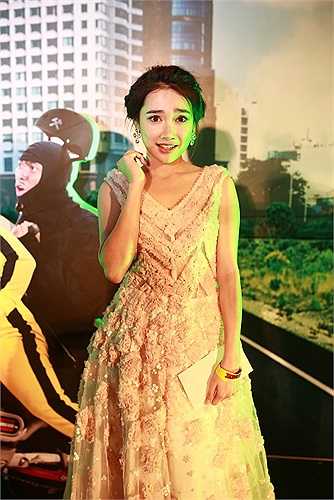 'Bánh tráng trộn' Nhã Phương xinh đẹp rạng rỡ khi tham dự sự kiện.