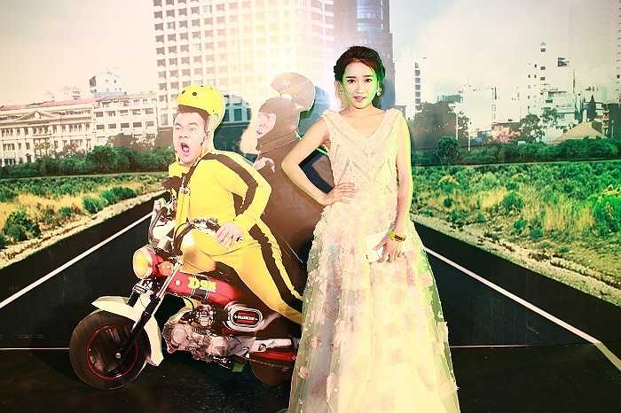 Nhã Phương diện chiếc váy khá cầu kỳ, làm toát lên vẻ đẹp của cô nàng.