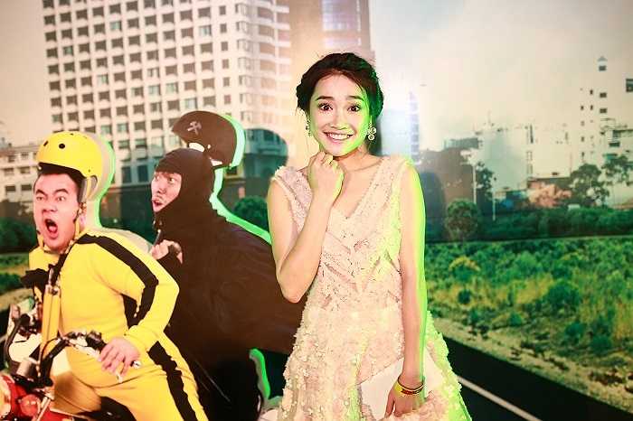 Nhã Phương tạo dáng đáng yêu.