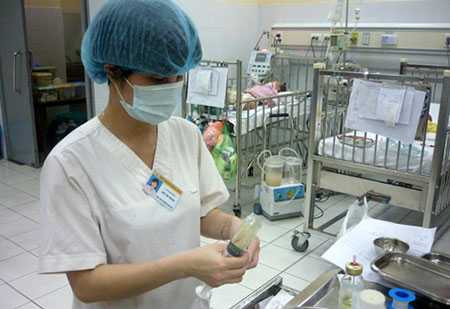 Điều dưỡng Hồ Thị Bích (khoa Truyền nhiễm – BV Nhi TƯ) dù có bầu 4 tháng nhưng vẫn phải đi làm. Đi làm khi đang mang bầu giữa lúc dịch sởi đang hoành hành, chị cho biết cả gia đình lo lắng nhưng không thể khác được vì công việc quá nhiều. May mắn chồng chị cũng làm cùng ngành nên có sự cảm thông, chia sẻ (Ảnh: Cẩm Quyên)