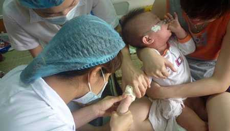 Bác sỹ của BV Bệnh Nhiệt đới Trung ương làm việc không ngừng nghỉ trong dịch sởi (Ảnh: Cẩm Quyên)