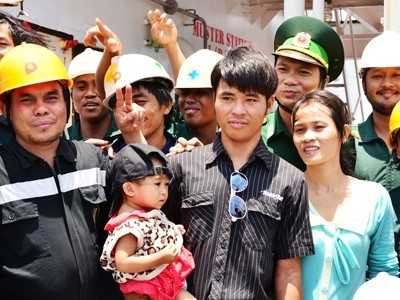 Thủy thủ đoàn chia vui và tạm biệt ngư dân Việt Nam.