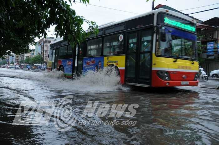 Hà Nội mênh mông trong biển nước sau mưa lớn