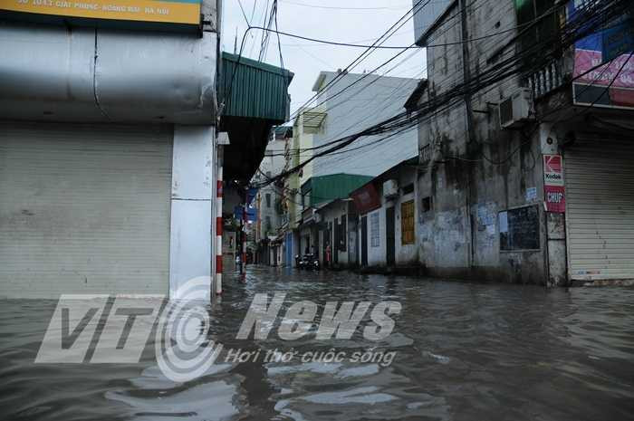 Hà Nội mênh mông trong biển nước sau mưa lớn
