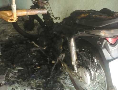 Chiếc xe hãng Honda Việt Nam bị cháy rụi trong nhà ông Đạo sáng 26/4. Ảnh: Trí Tín.