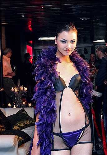 Năm 13 tuổi, Hồng Quế bắt đầu trở thành người mẫu. Không ít lần Hồng Quế trình diễn nội y ở độ tuổi 15.