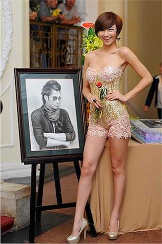 Những bộ cánh mát mẻ không hợp tuổi của Hồng Quế: