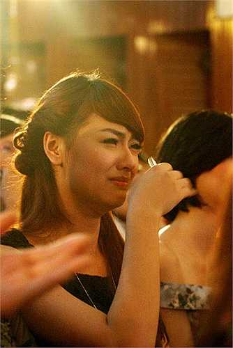 Hồng Quế khóc như mưa khi nghe Tuấn Hưng hát 'Tìm lại bầu trời'.